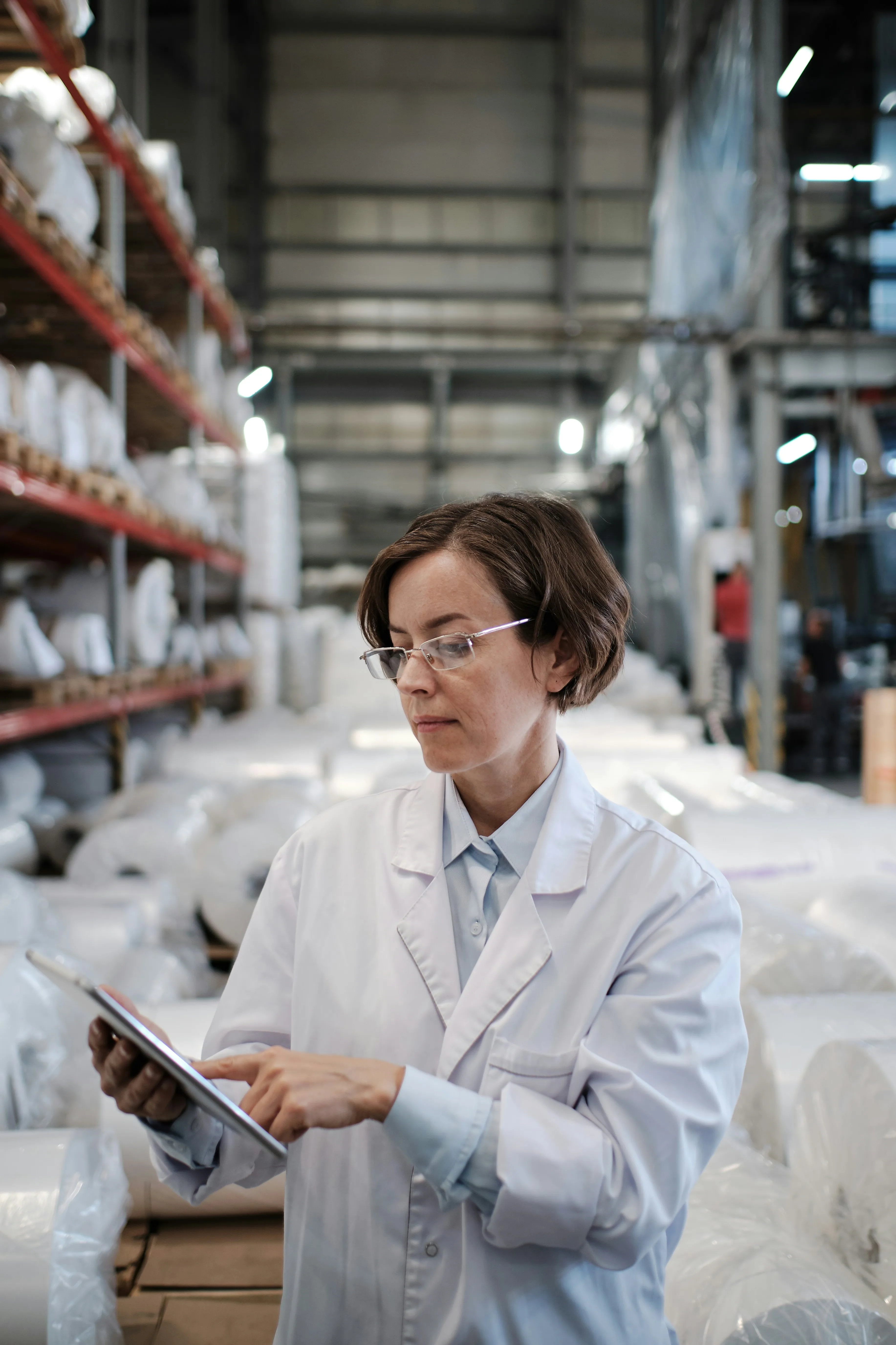 Warehouse inspector using a tablet to model and review supply chain data